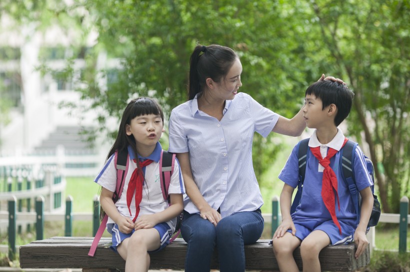 女老師和同學一起在校園學習圖片