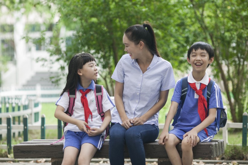 女老師和同學一起在校園學習圖片