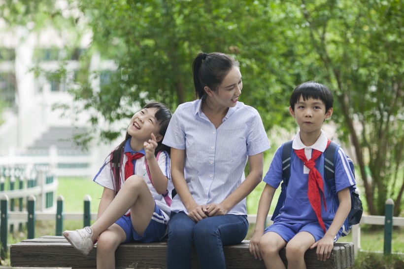 女老師和同學一起在校園學習圖片