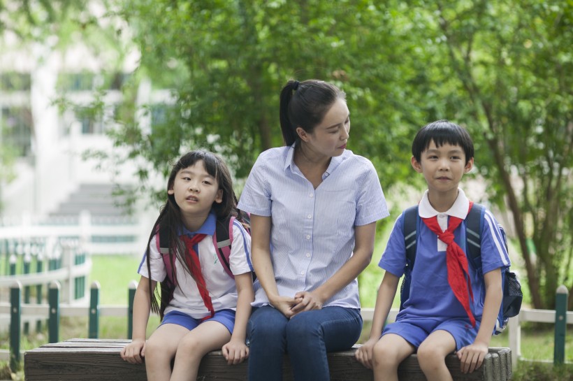 女老師和同學一起在校園學習圖片