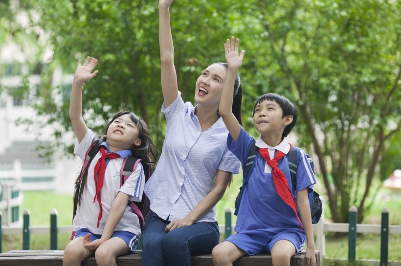 女老師和同學一起在校園學習圖片