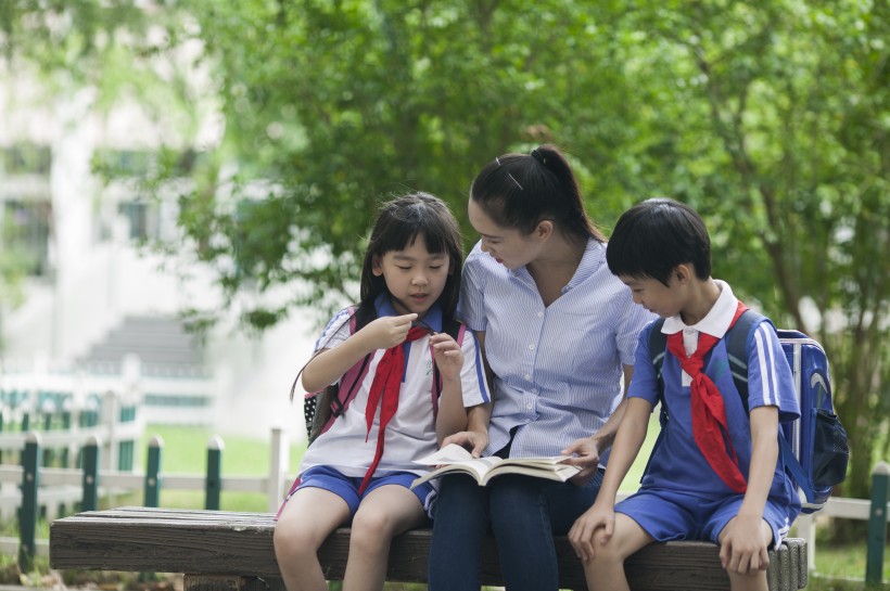 女老師和同學一起在校園學習圖片