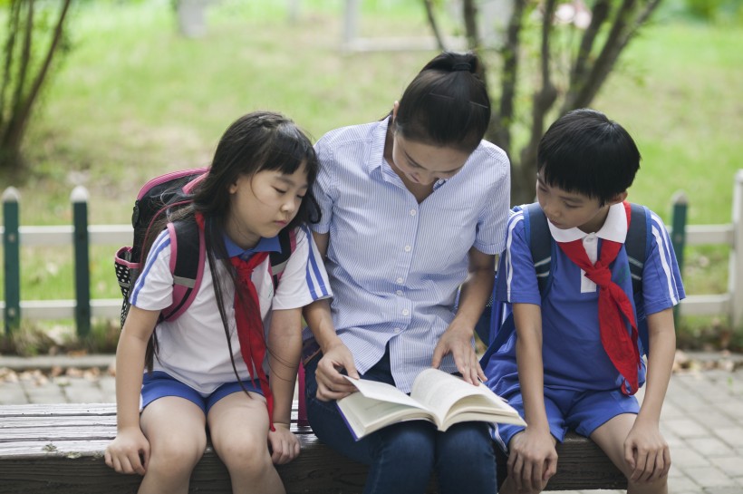 女老師和同學一起在校園學習圖片