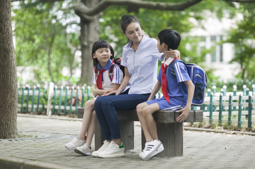 女老師和同學一起在校園學習圖片