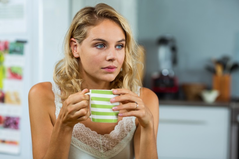 悠閑喝茶的美女圖片