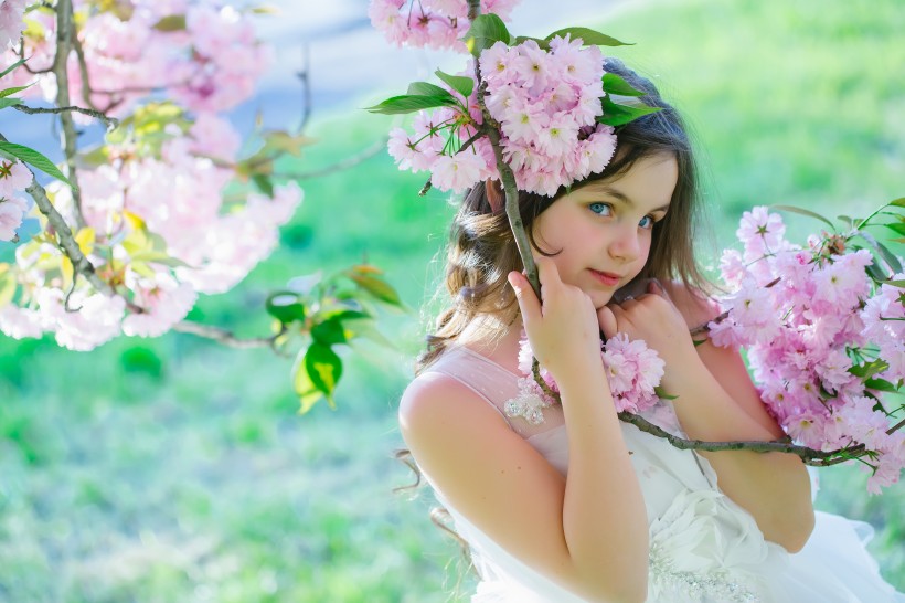 美麗的花朵和可愛的女孩圖片