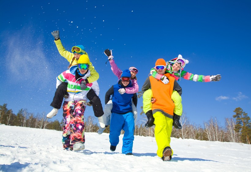 開心滑雪的一家人圖片