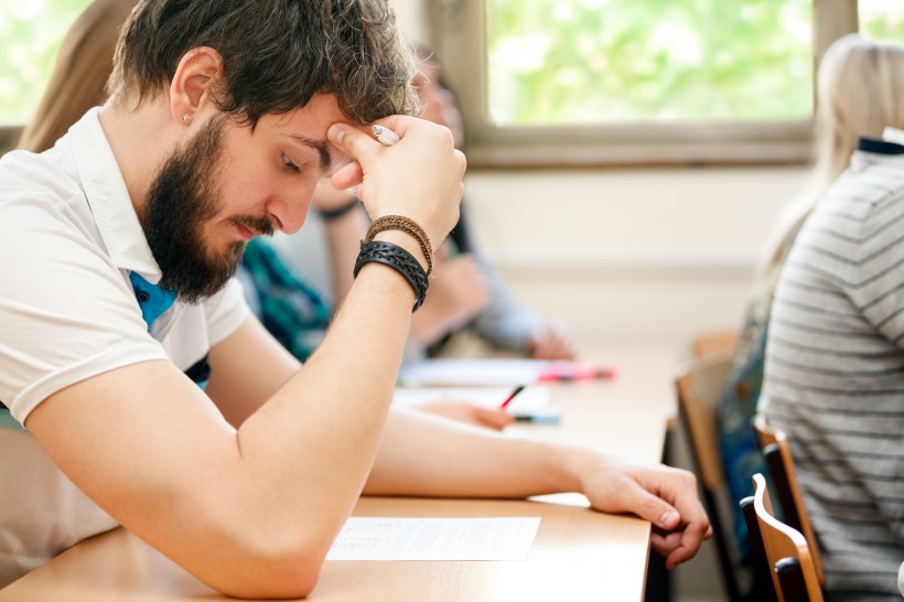 教室裡學習的大學生圖片