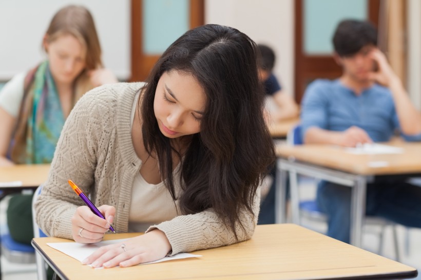 教室裡學習的大學生圖片