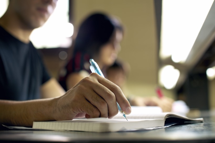 教室裡學習的大學生圖片