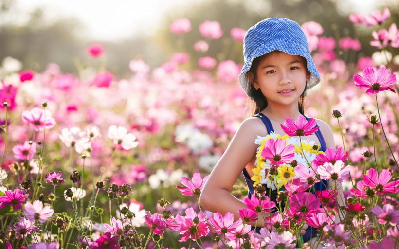 花叢中的小女孩兒圖片