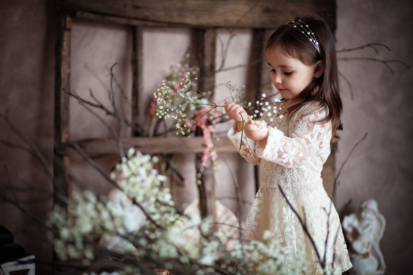 花叢中的小女孩兒圖片