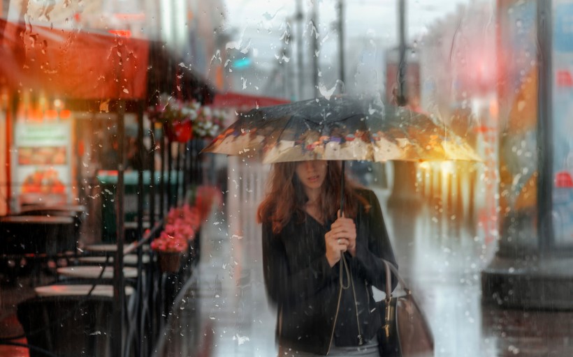 唯美的雨中美女圖片