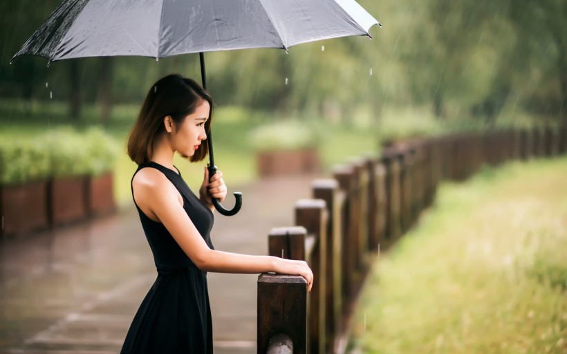 唯美的雨中美女圖片