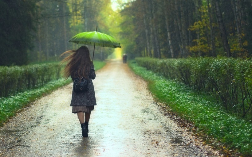 雨中的女孩圖片