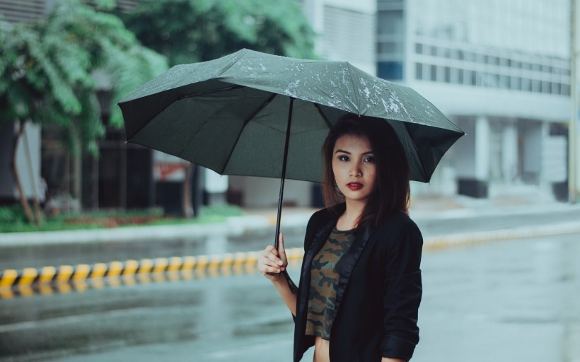 雨中的女孩圖片