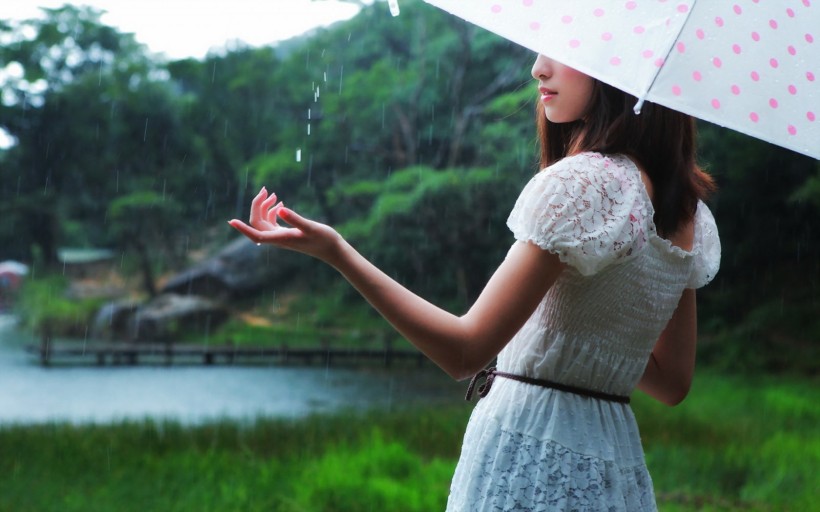 雨中的女孩圖片