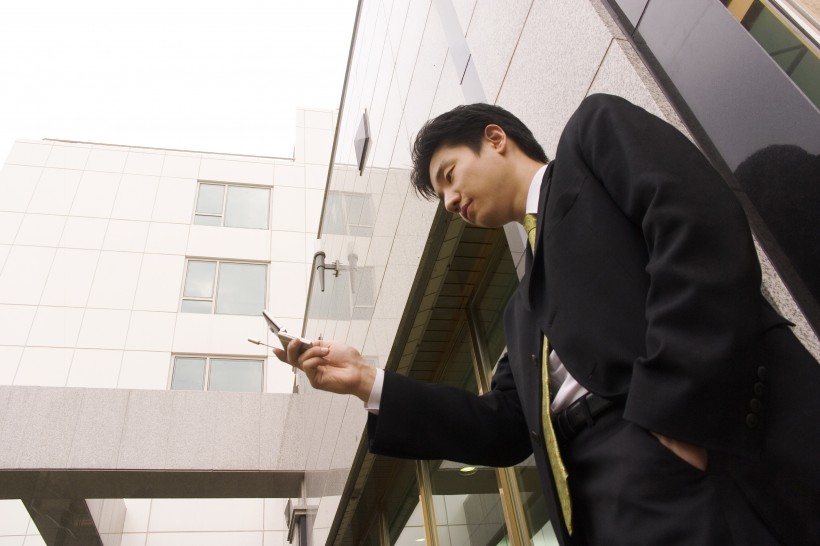 白領男性打電話特寫圖片