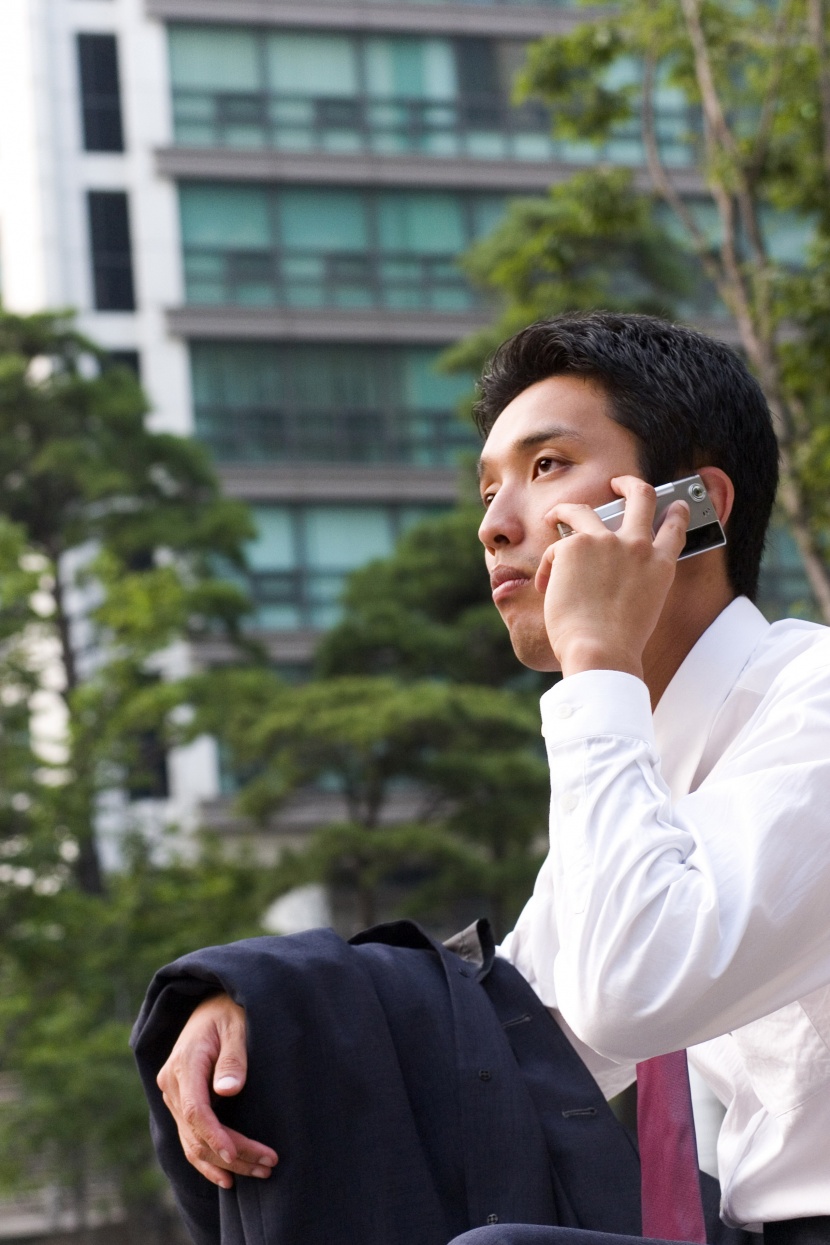 白領男性打電話特寫圖片