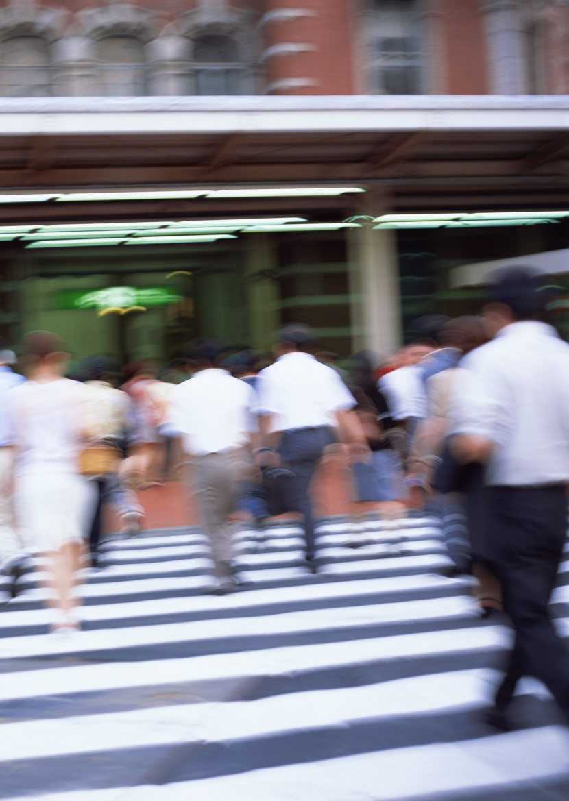 等待過馬路的人圖片