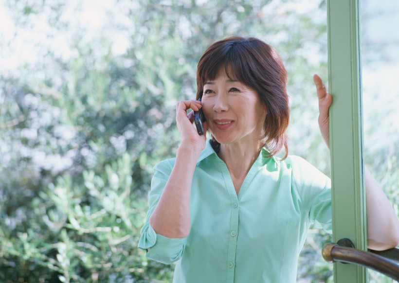 老年人室内打電話圖片