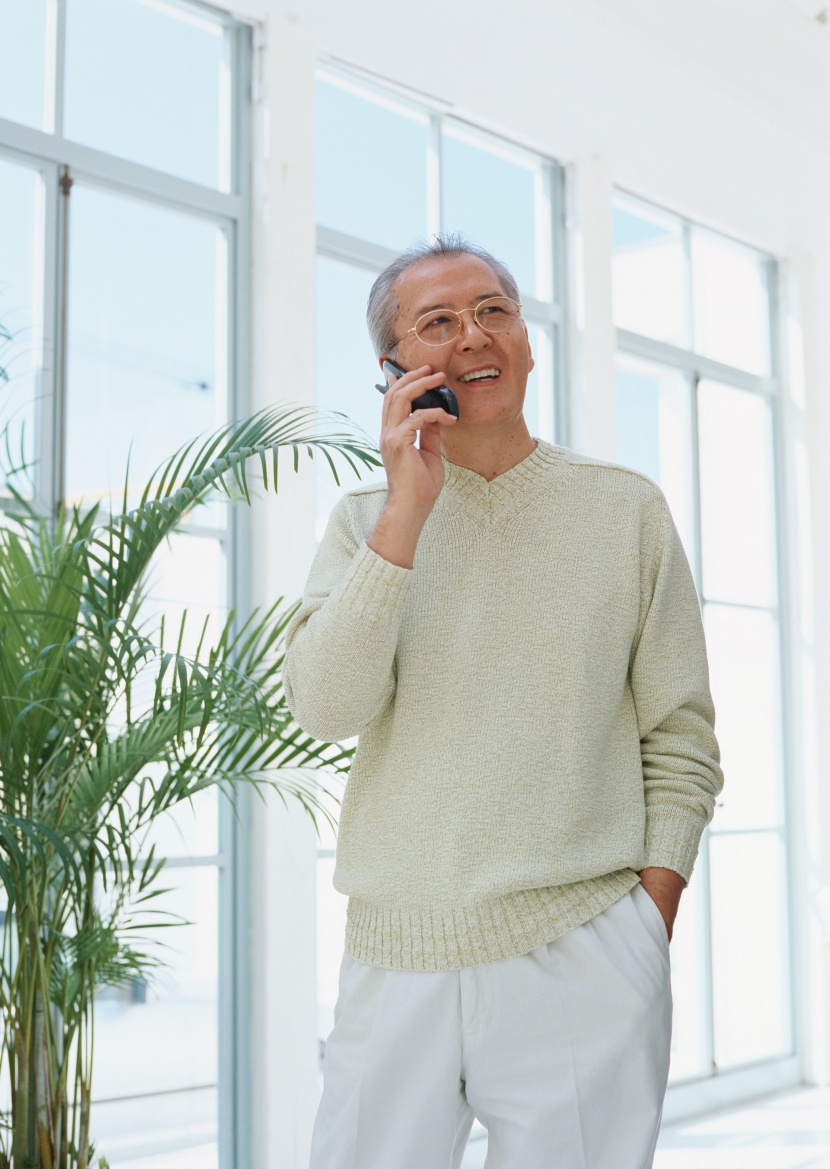 老年人室内打電話圖片