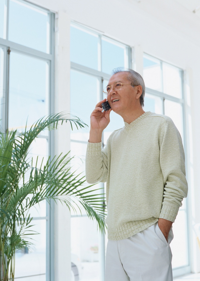 老年人室内打電話圖片