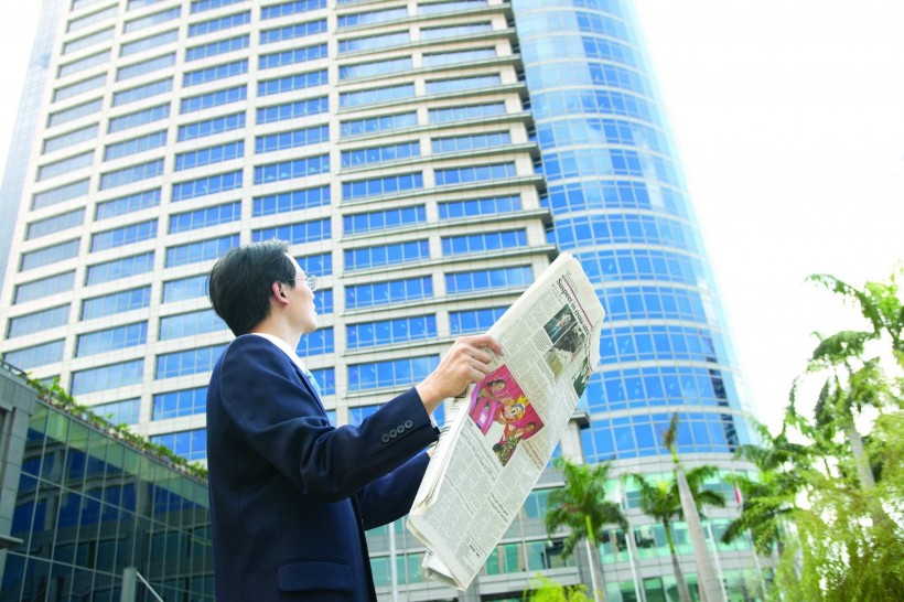 男性白領讀書看報圖片