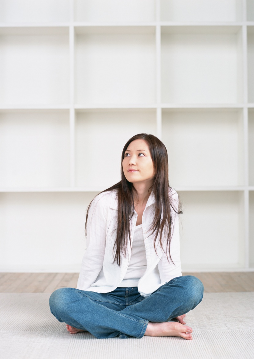 穿牛仔褲的陽光女生圖片