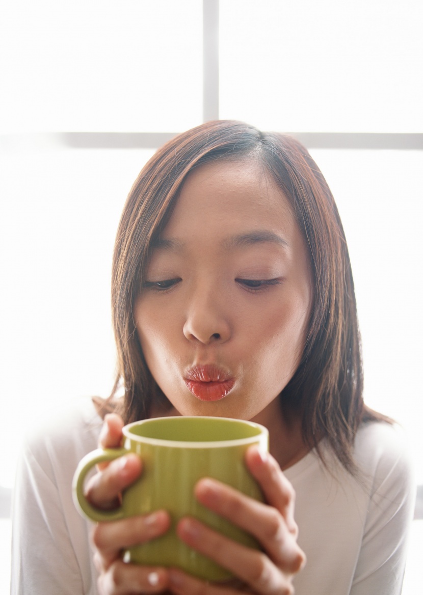 女性喝水圖片