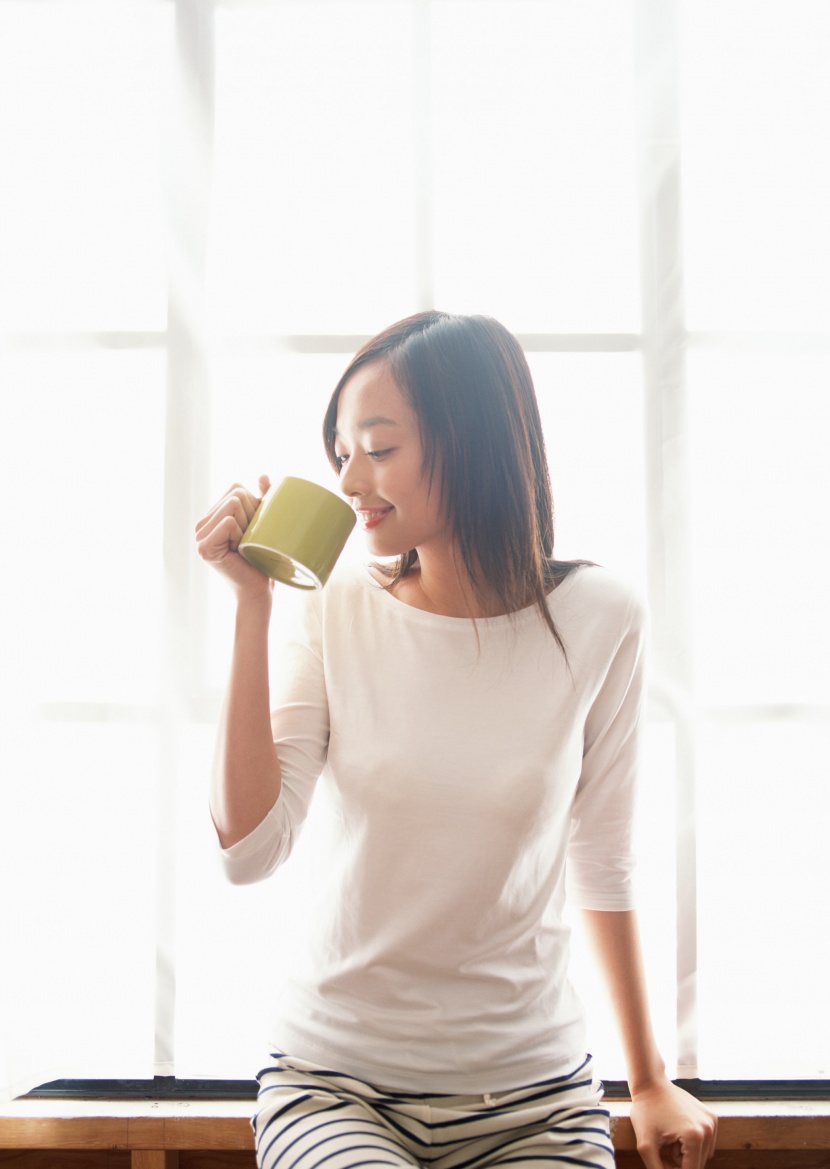 女性喝水圖片