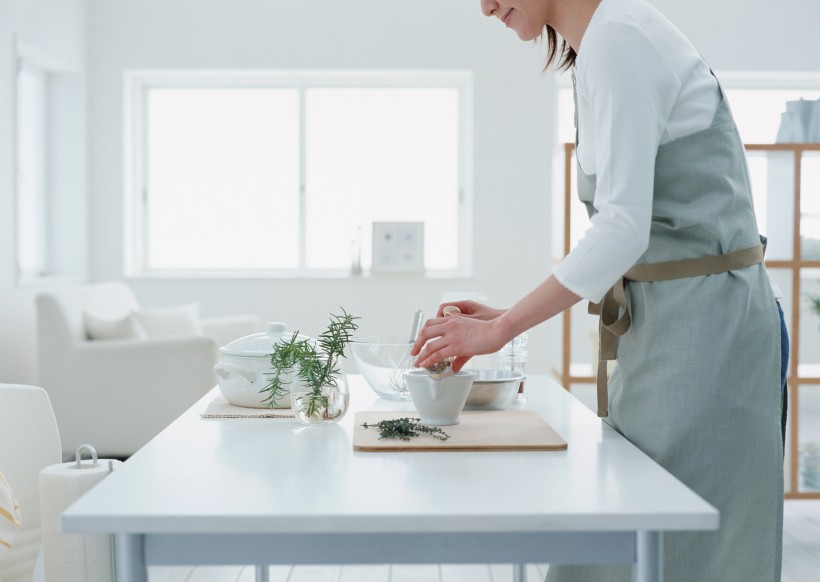 女性室内忙碌做飯圖片