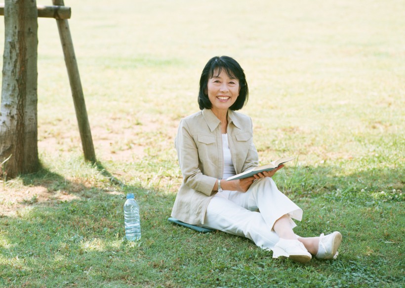 樹下休閑老年女性圖片