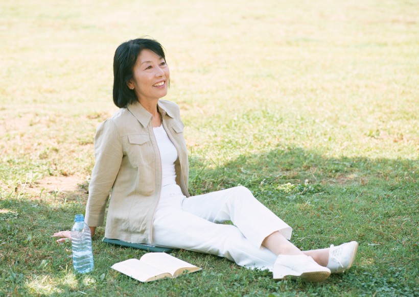 樹下休閑老年女性圖片