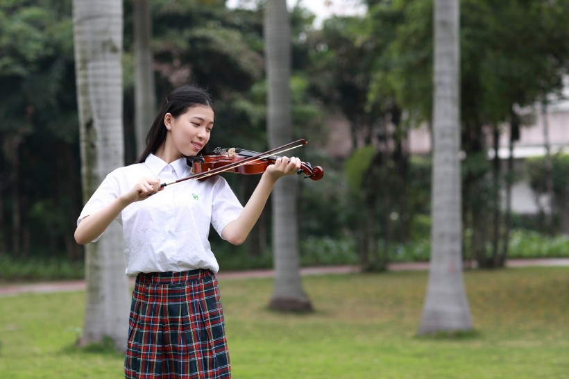 拉小提琴的優雅氣質女孩