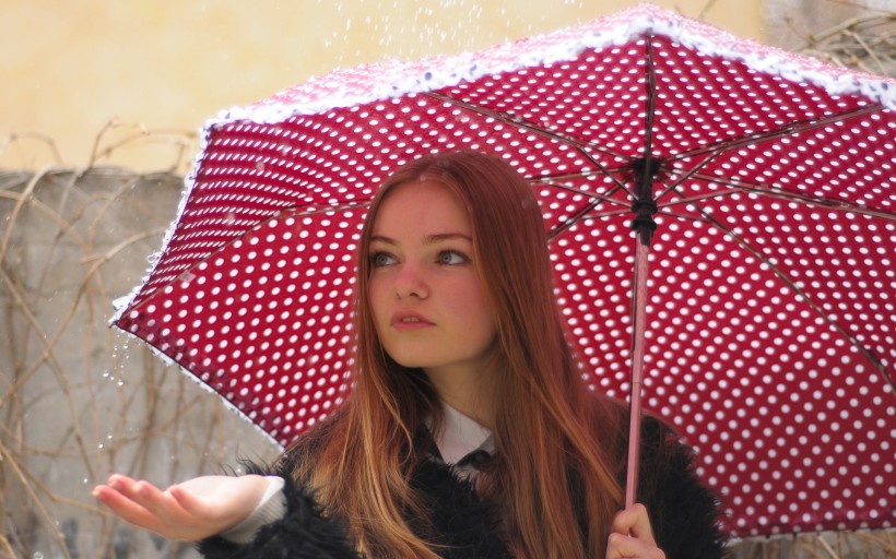 撐着雨傘的女孩圖片