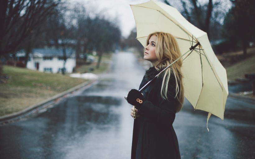 撐着雨傘的女孩圖片