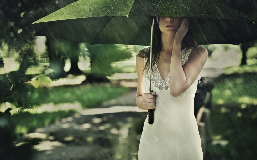 撐着雨傘的女孩圖片