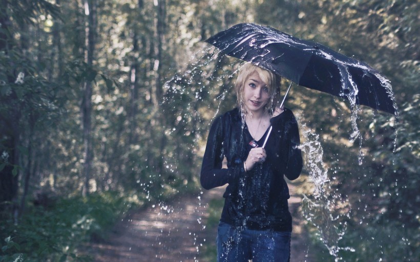 撐着雨傘的女孩圖片