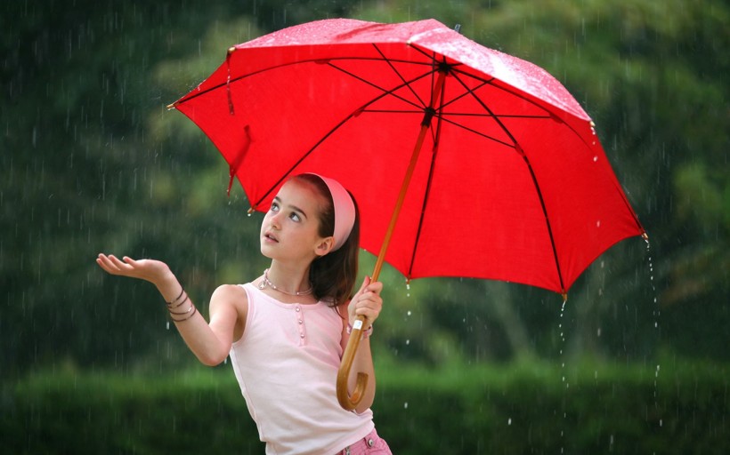 撐着雨傘的女孩圖片