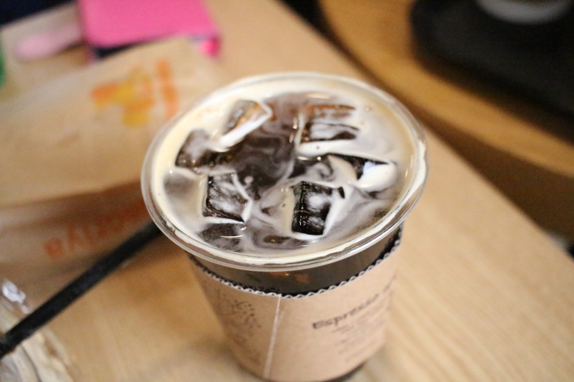 放着奶油的冰咖啡圖片