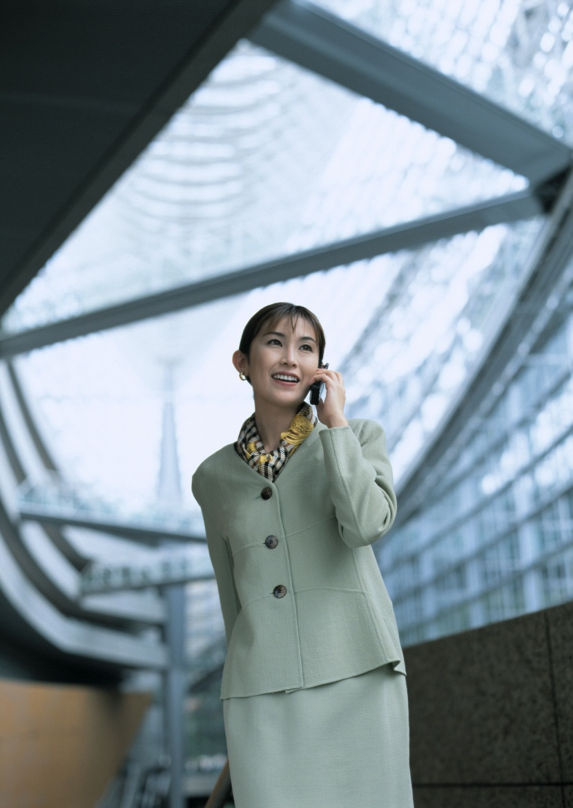 打電話的商業女性圖片