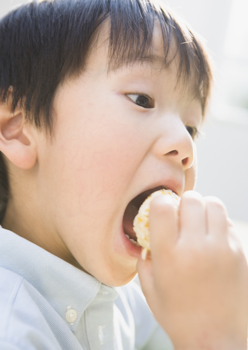 兒童吃飯圖片