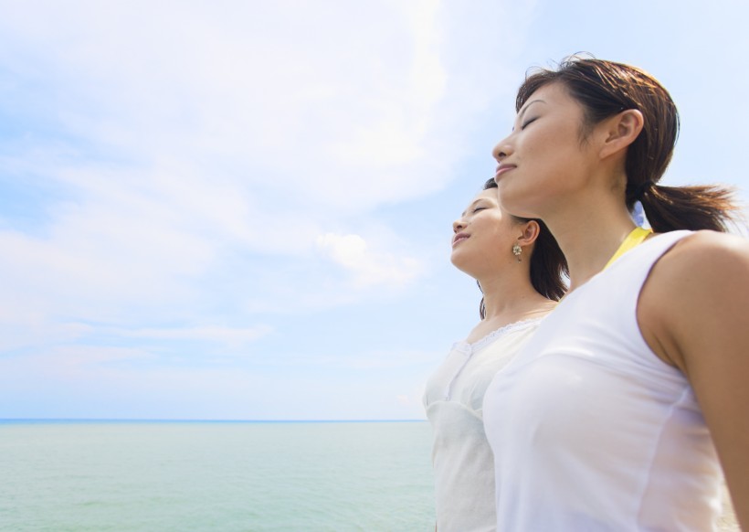 女性海邊清爽度假圖片