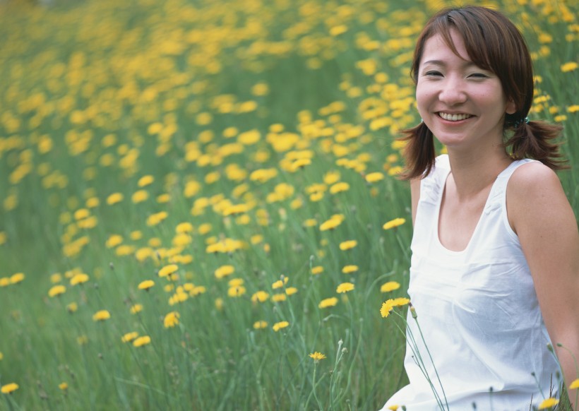 女性在花叢裡圖片