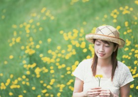 女性在花叢裡圖片