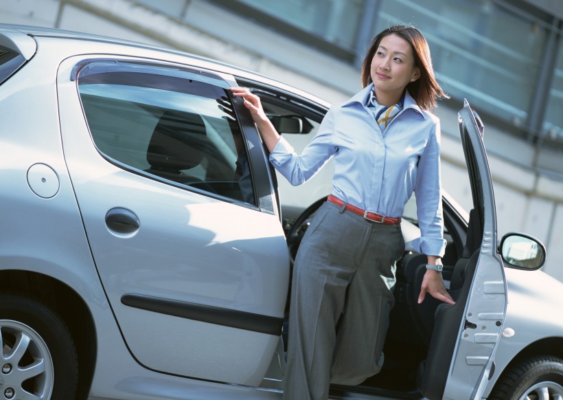 女性開車圖片