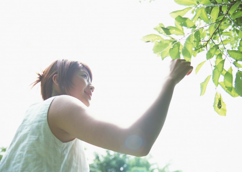 女性和綠色森林圖片