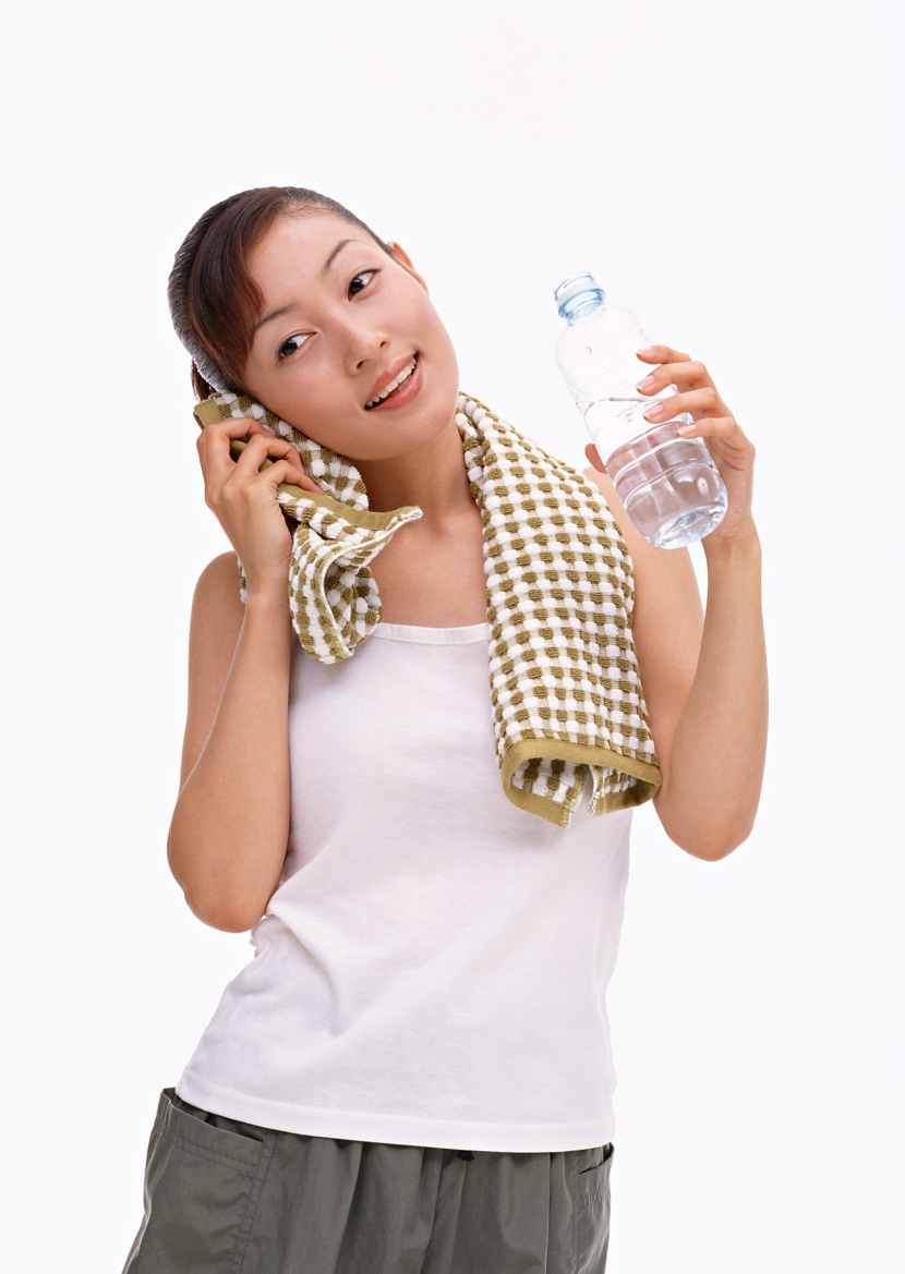 女性運動和飲水圖片