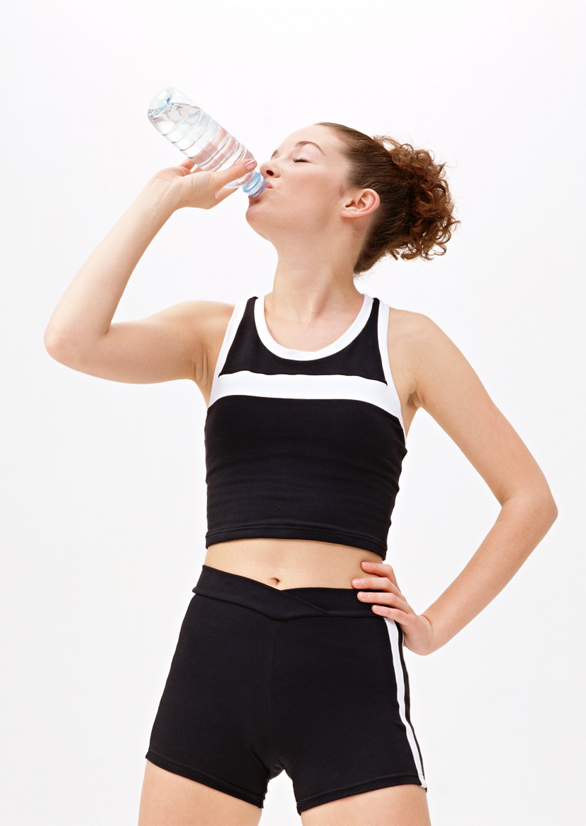 女性運動和飲水圖片